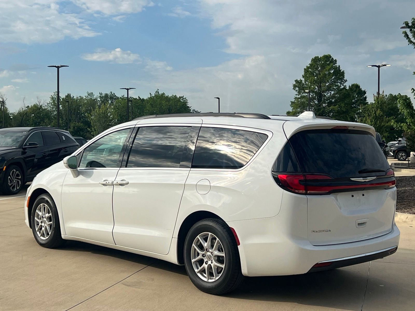 Used 2022 Chrysler Pacifica Touring-L FWD image 10