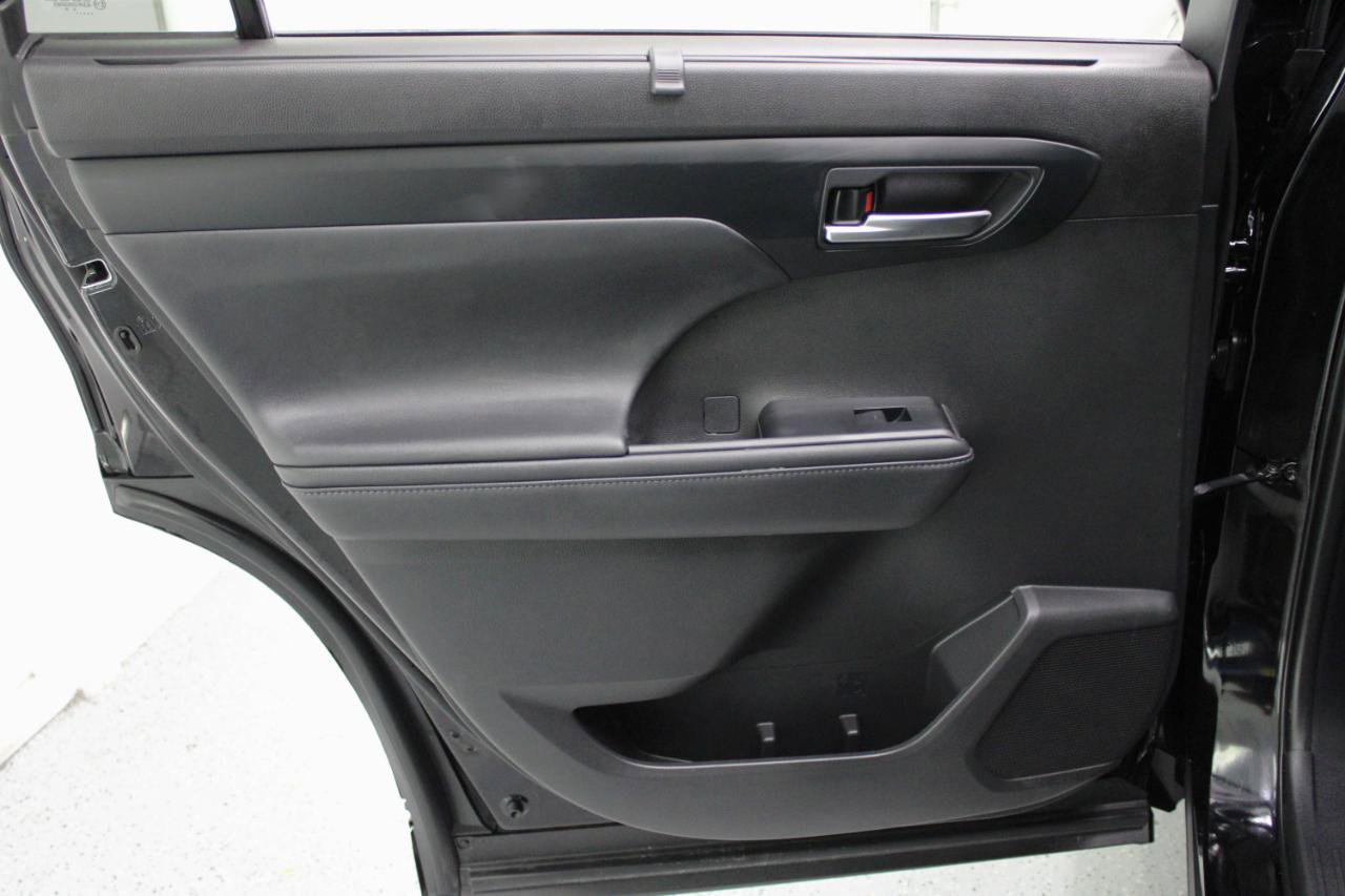 Used 2021 Toyota Highlander XLE image 37