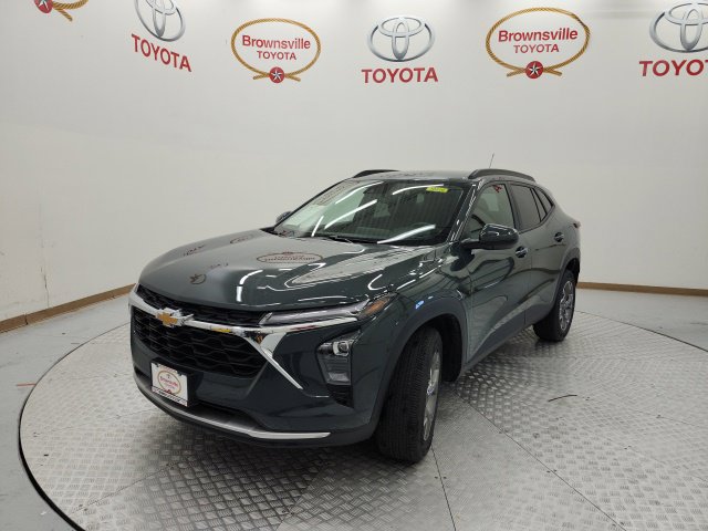 Used 2025 Chevrolet Trax LT w/ Driver Confidence Package FWD image 2