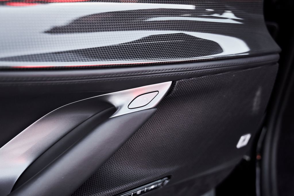 Used 2024 Ferrari SF90 Spider image 40