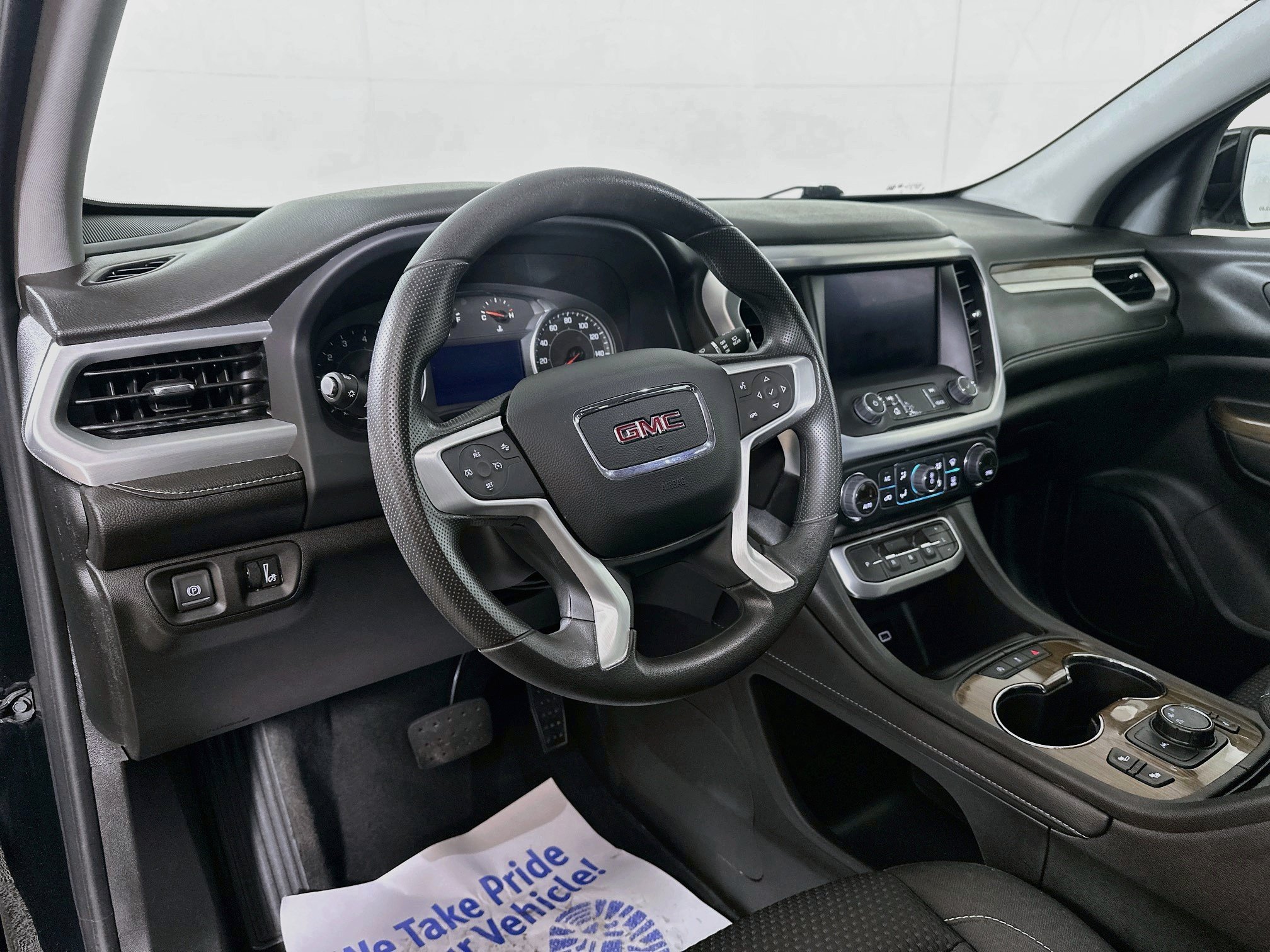 Used 2023 GMC Acadia SLE w/ Driver Convenience Package FWD image 9