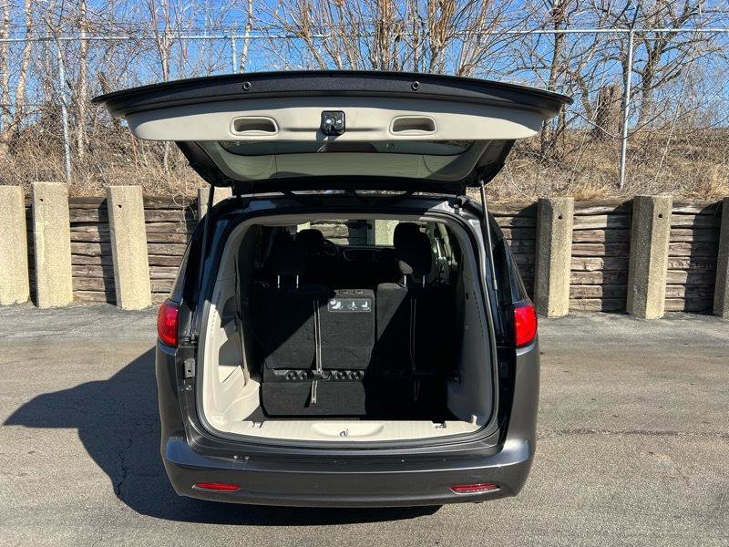 Used 2020 Chrysler Voyager L FWD image 29