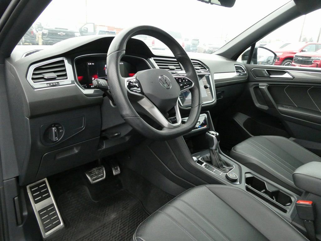 Used 2024 Volkswagen Tiguan SE R-Line image 18