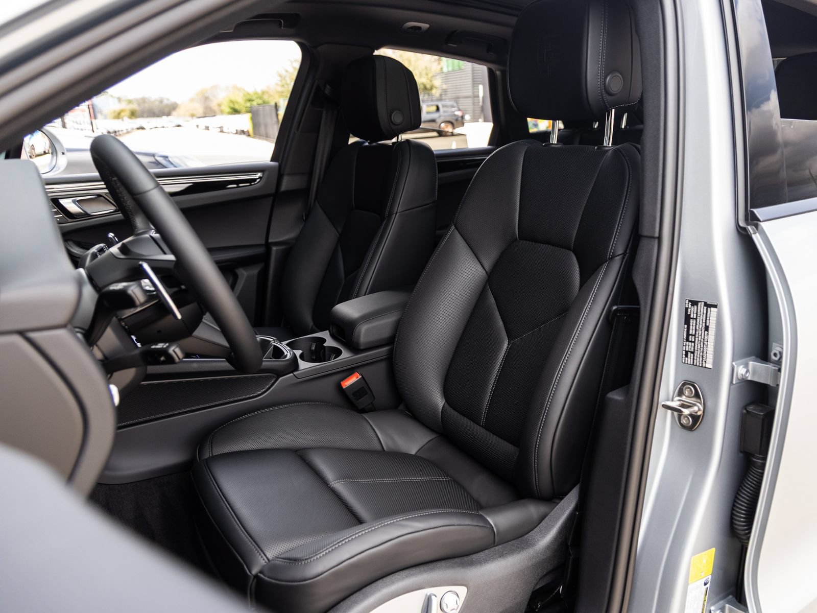 Certified 2026 Porsche Macan AWD/4WD image 5