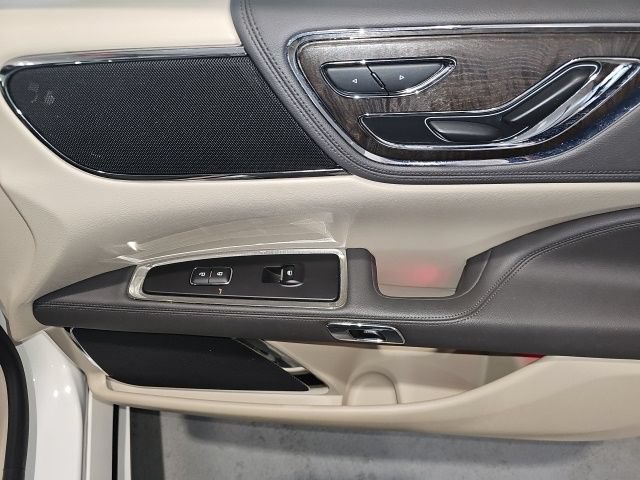 Used 2018 Lincoln Continental Select w/ Continental Climate Package AWD/4WD image 28