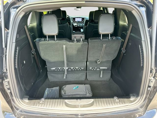 Used 2025 Chrysler Pacifica Select w/ Uconnect Theater Family Group FWD image 27