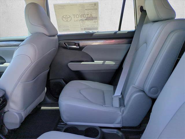 New 2026 Toyota Highlander Platinum AWD/4WD image 15