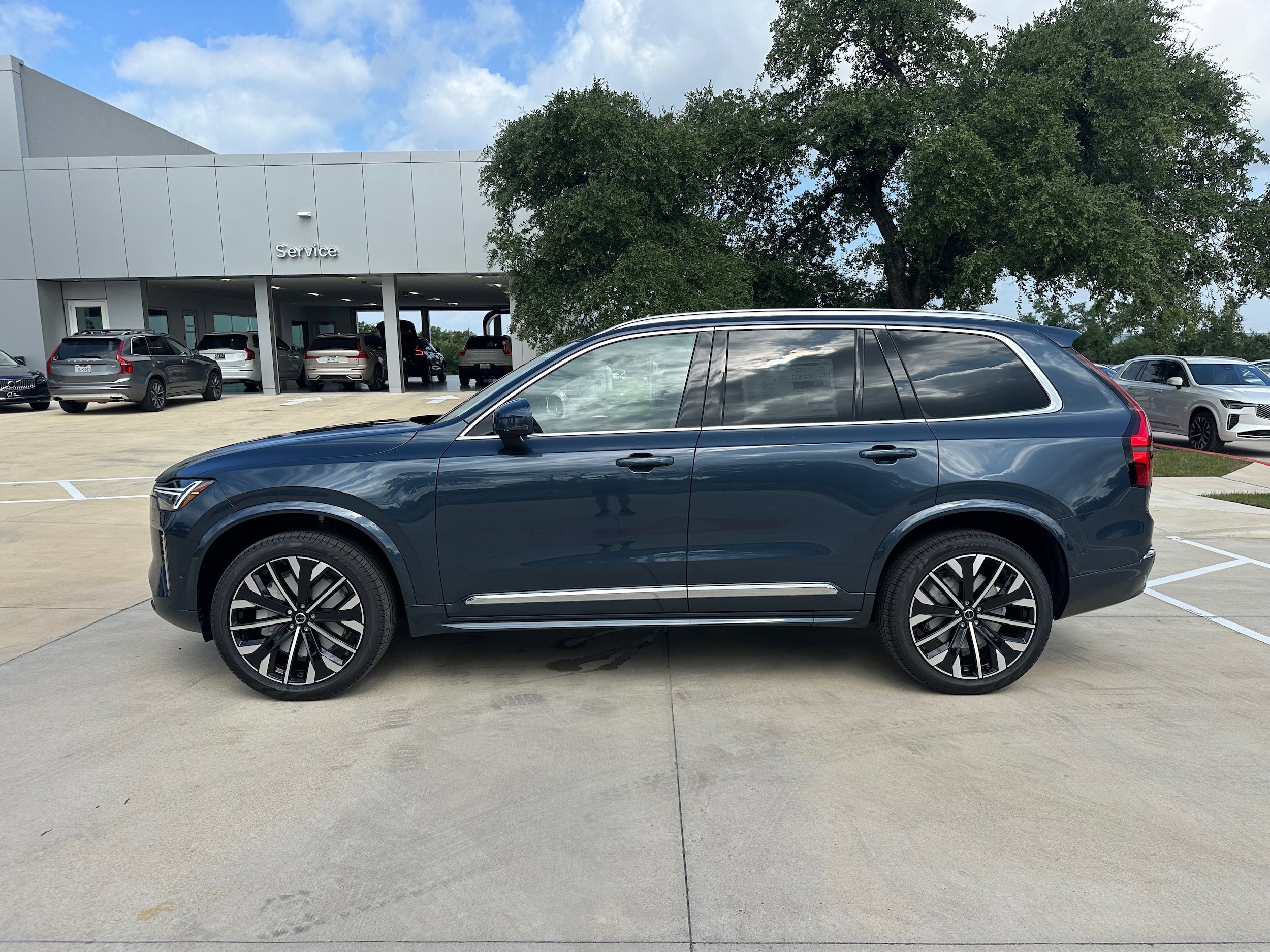 Used 2026 Volvo XC90 B6 Plus w/ Protection Package Premier AWD/4WD image 3
