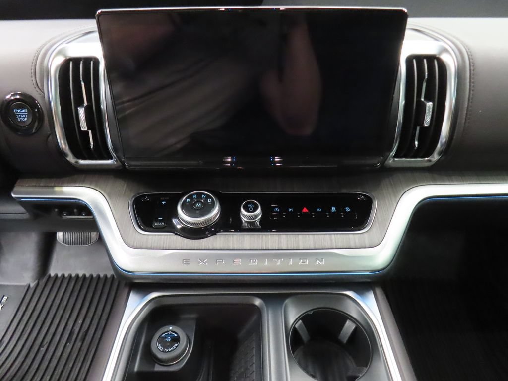 Used 2025 Ford Expedition Max Platinum w/ Platinum Ultimate Package AWD/4WD image 18