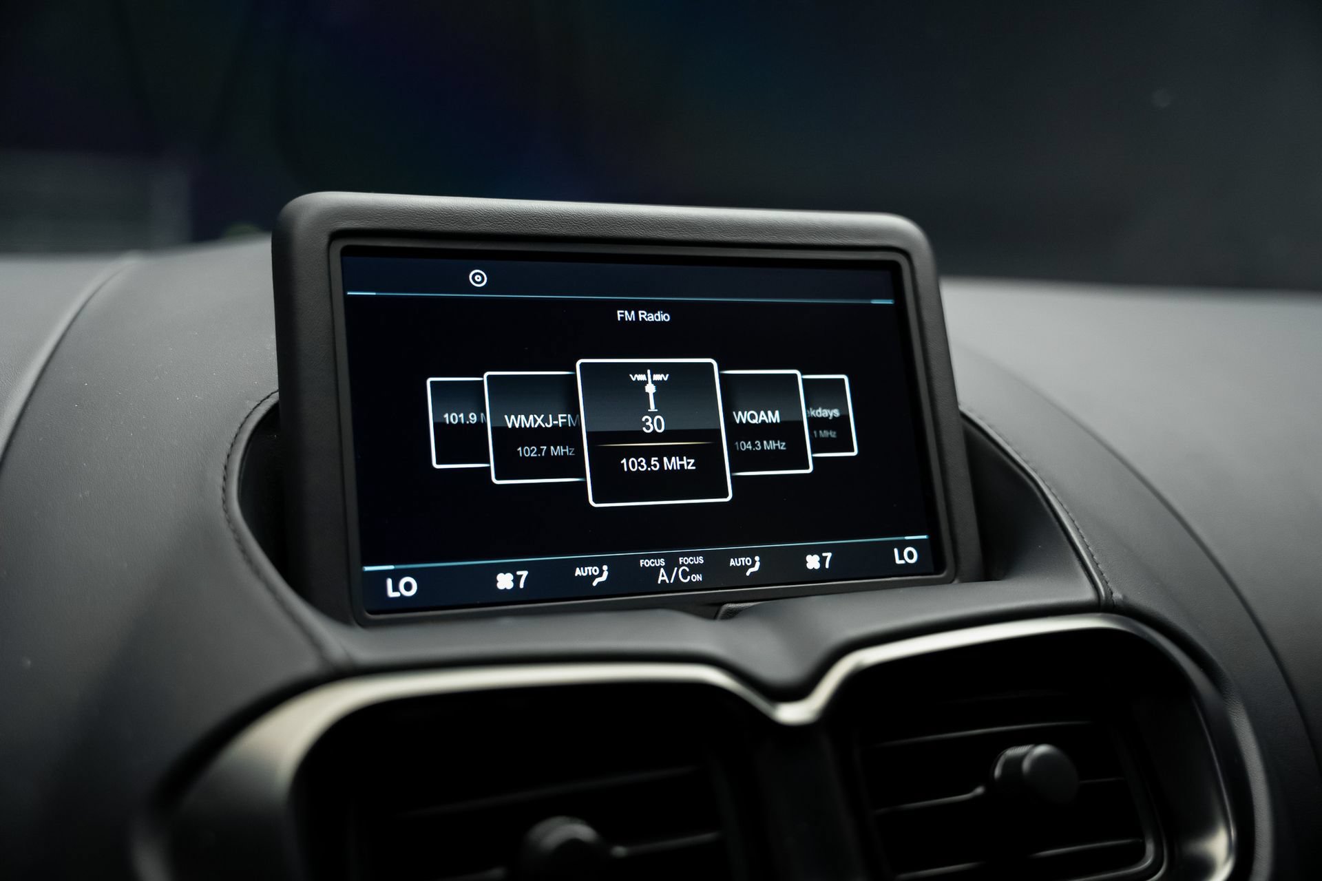 Used 2022 Aston Martin V8 Vantage Coupe RWD image 57