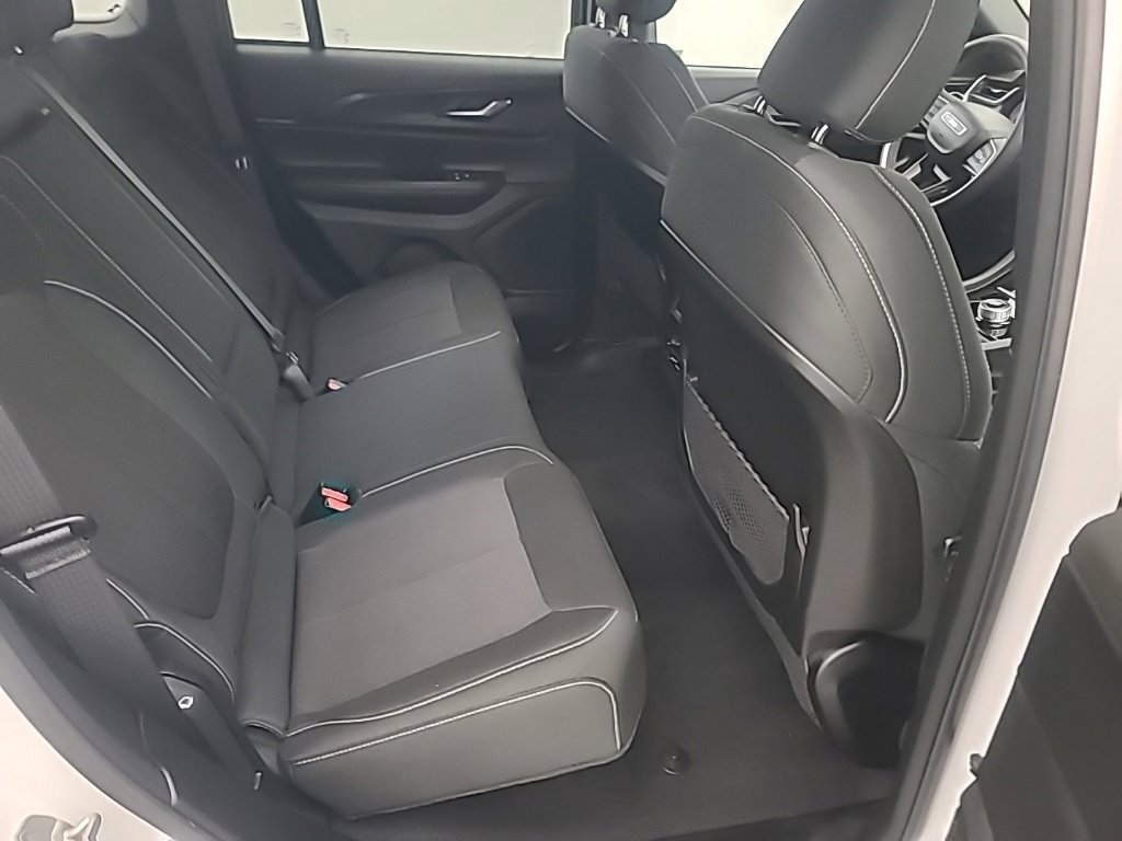 Used 2025 Jeep Grand Cherokee Laredo X w/ Luxury Tech Group I AWD/4WD image 19