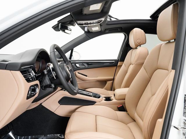 Certified 2025 Porsche Macan image 6