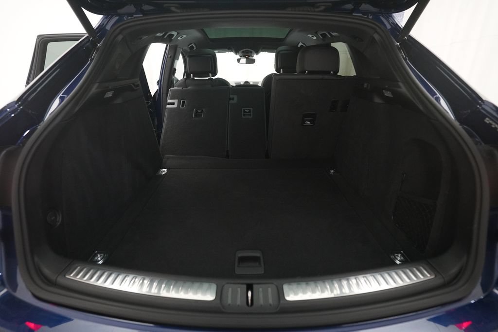 Certified 2022 Porsche Macan AWD/4WD image 10