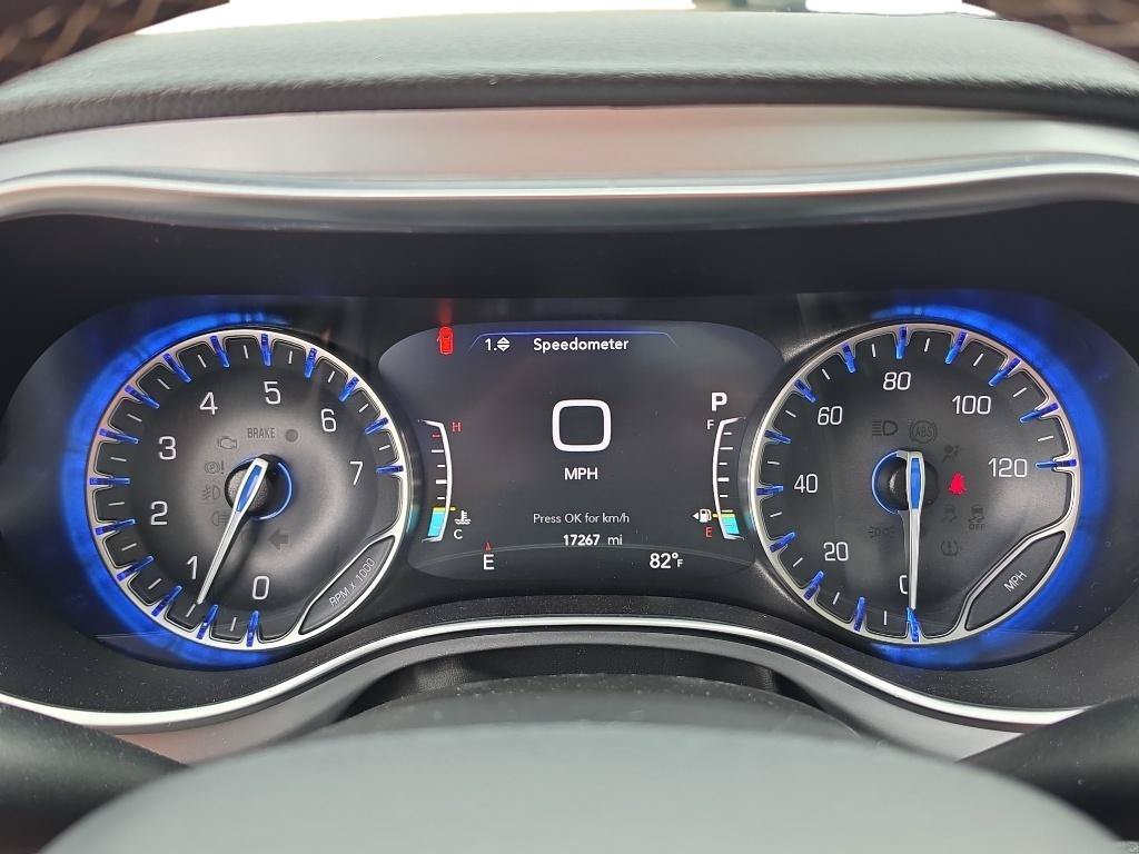 Used 2025 Chrysler Pacifica Limited FWD image 13