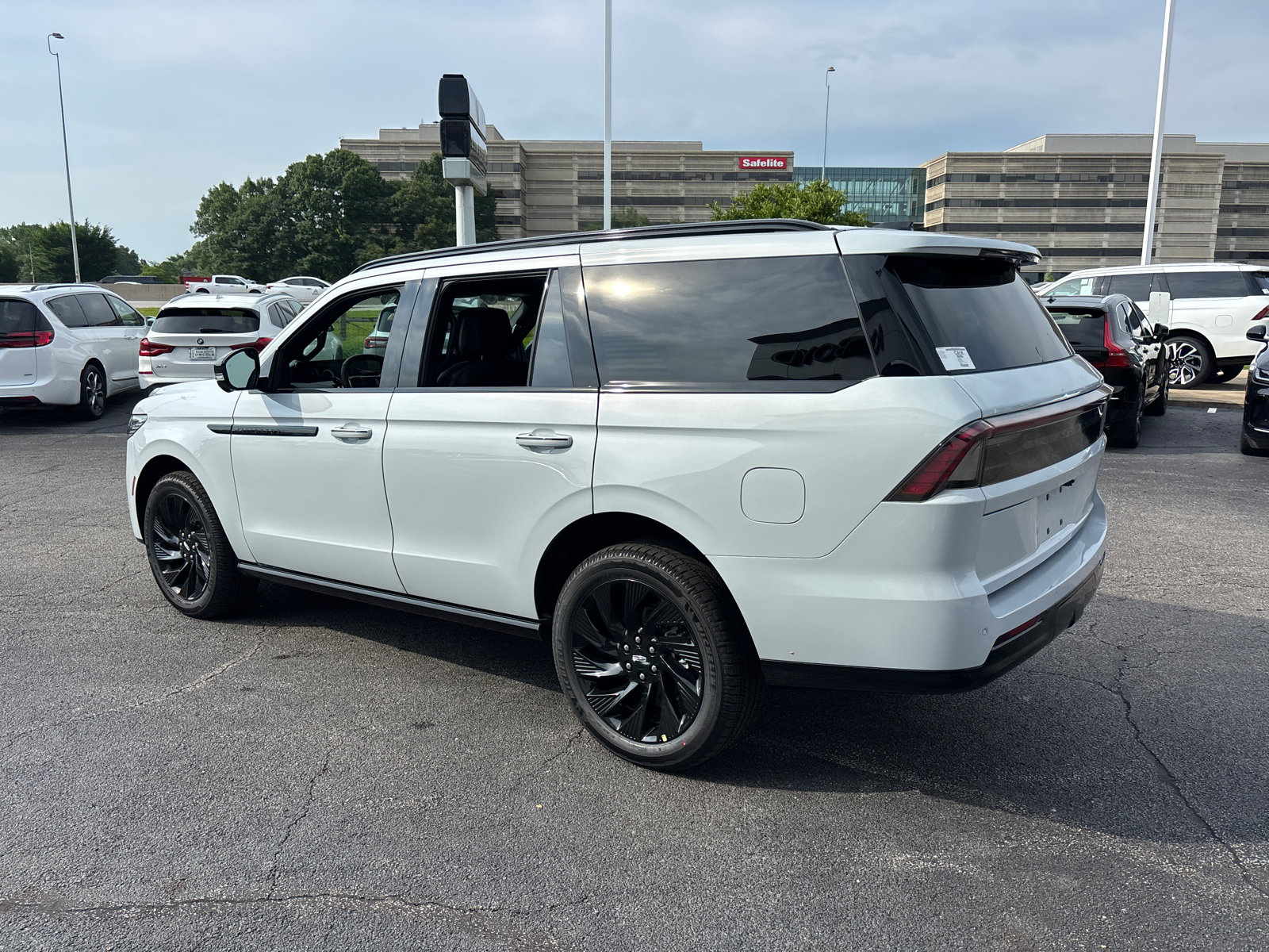 New 2026 Lincoln Navigator Reserve w/ Jet Appearance Package AWD/4WD image 5