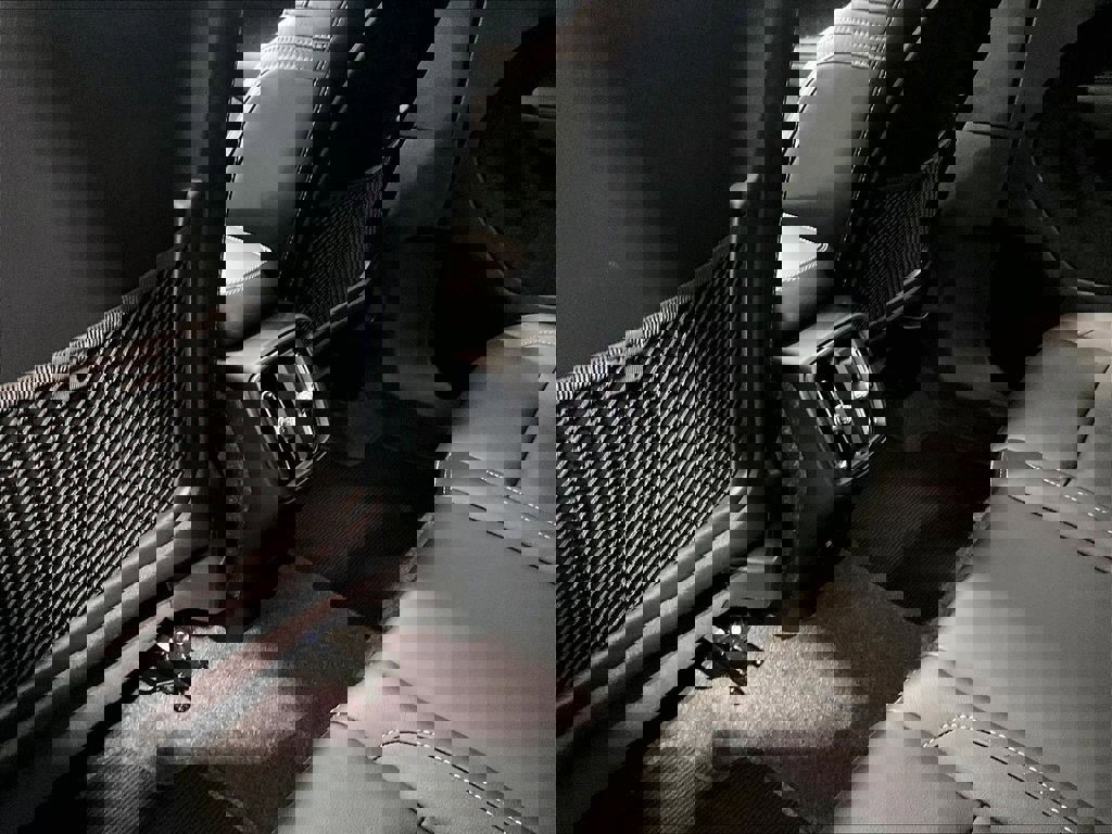 Used 2025 Volvo XC40 B5 Plus image 23