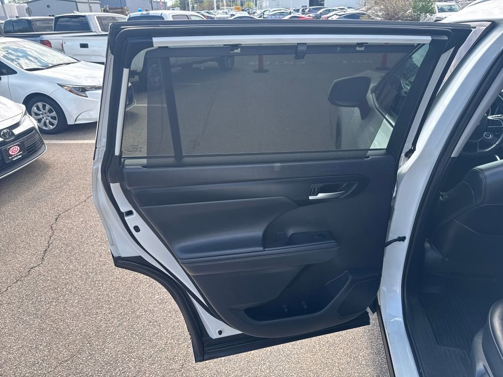 Used 2021 Toyota Highlander XLE AWD/4WD image 42