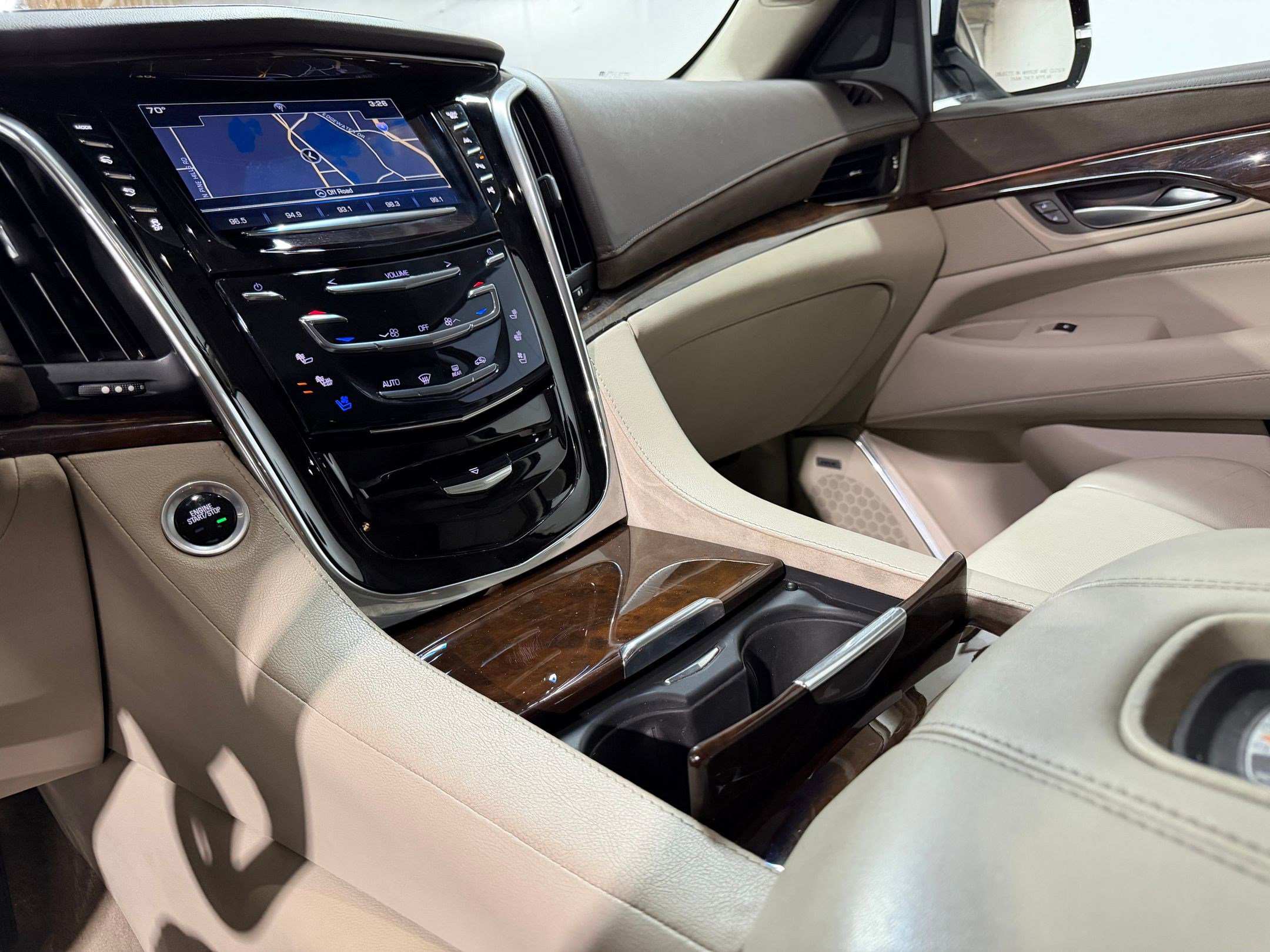 Used 2017 Cadillac Escalade Premium Luxury RWD image 27