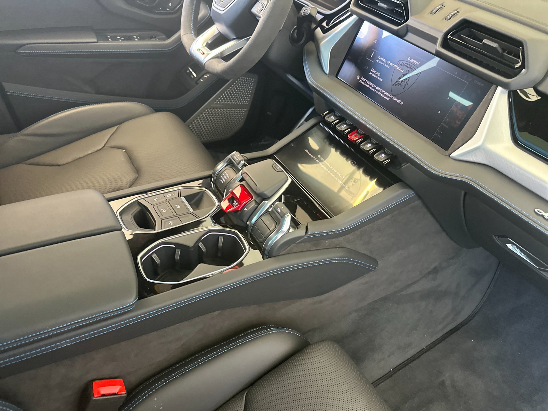 Used 2025 Lamborghini Urus SE AWD/4WD image 6