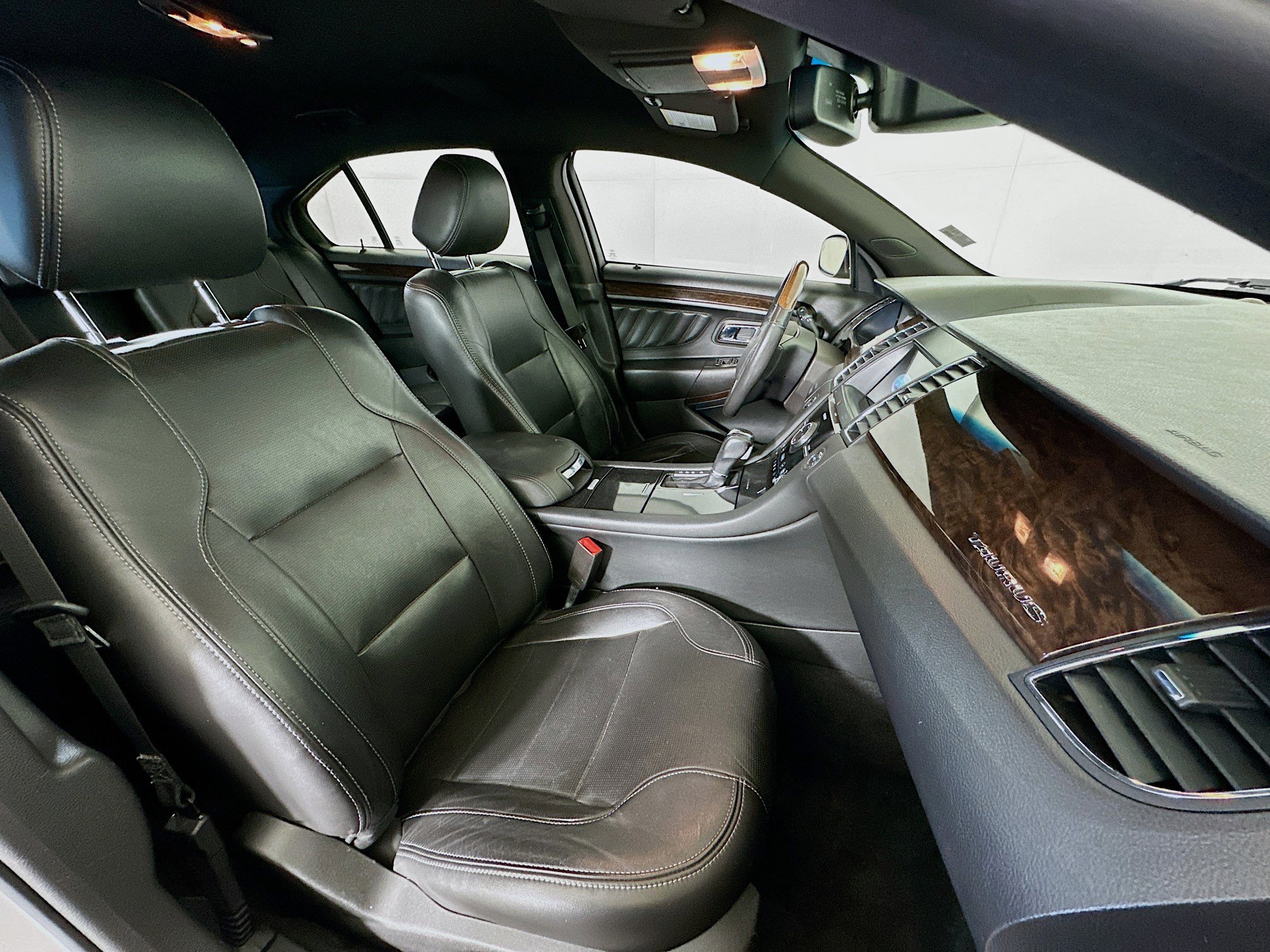 Used 2018 Ford Taurus Limited image 30