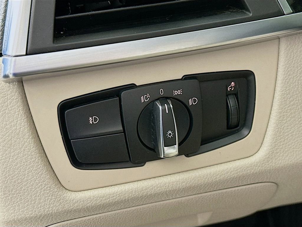 Used 2017 BMW 330i xDrive Sedan image 11