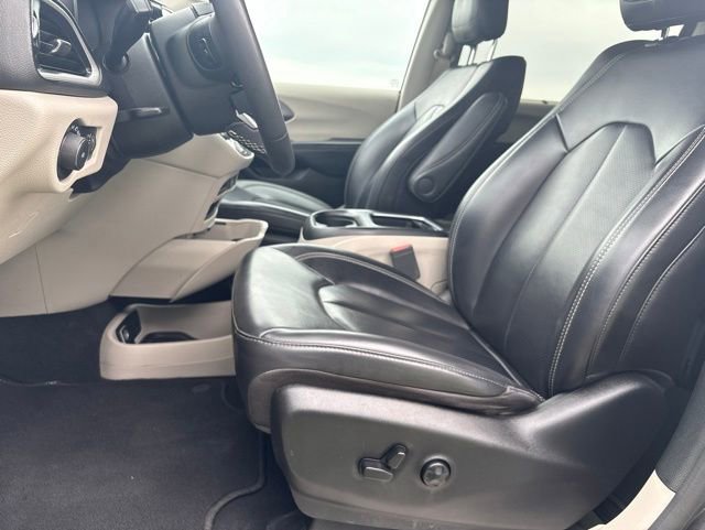 Used 2023 Chrysler Pacifica Touring-L FWD image 8
