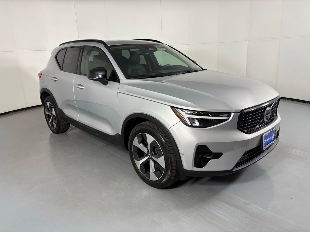 Used 2023 Volvo XC40 B5 Plus w/ Driver Assist Package image 2