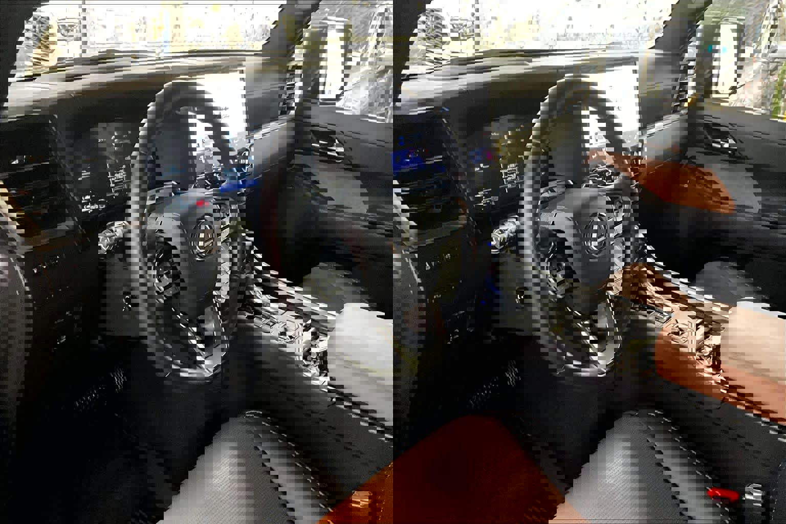 Used 2024 Lexus GX 550 w/ Accessory Package (Z1) image 17