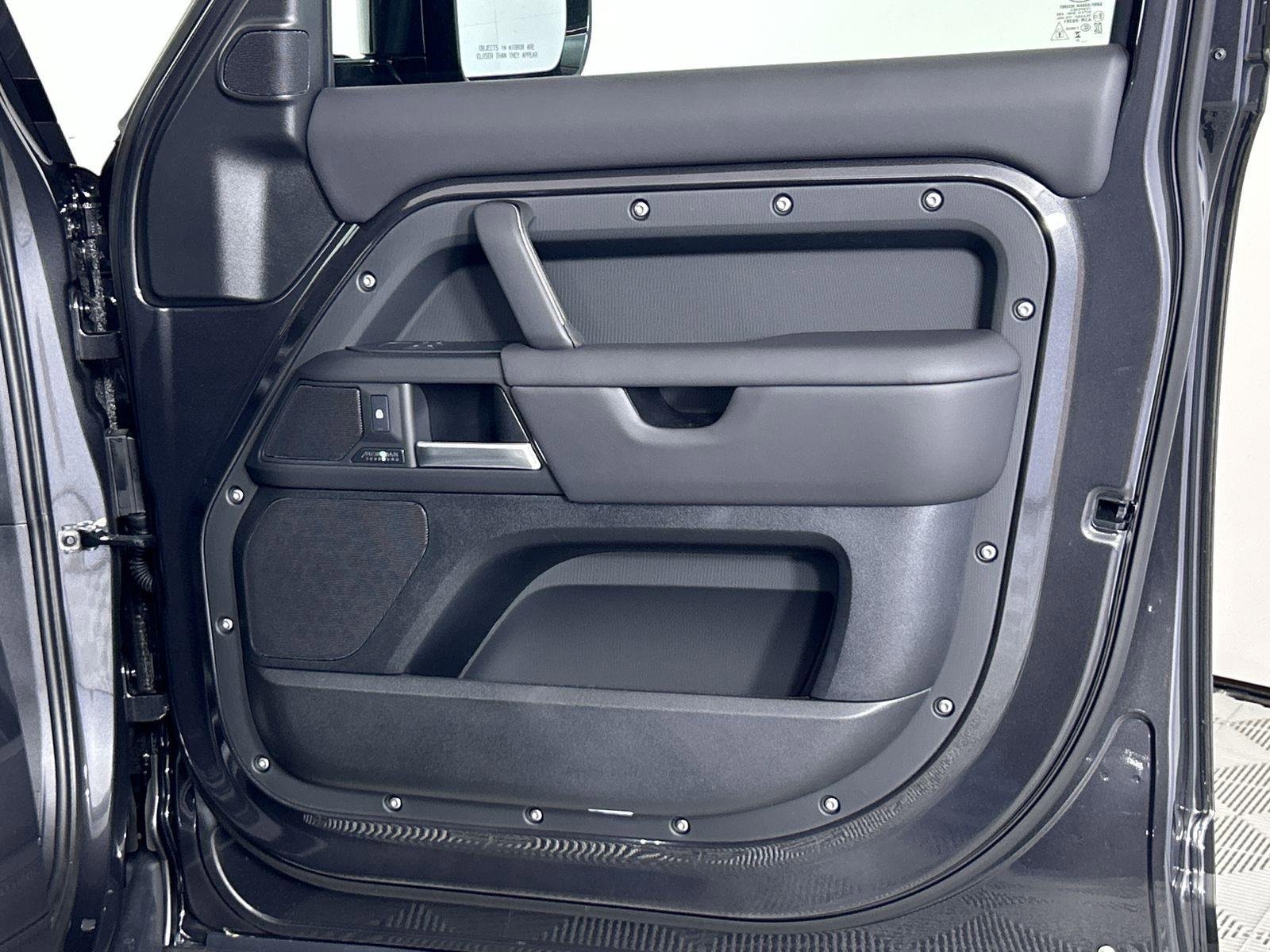 New 2025 Land Rover Defender 130 X-Dynamic SE image 32