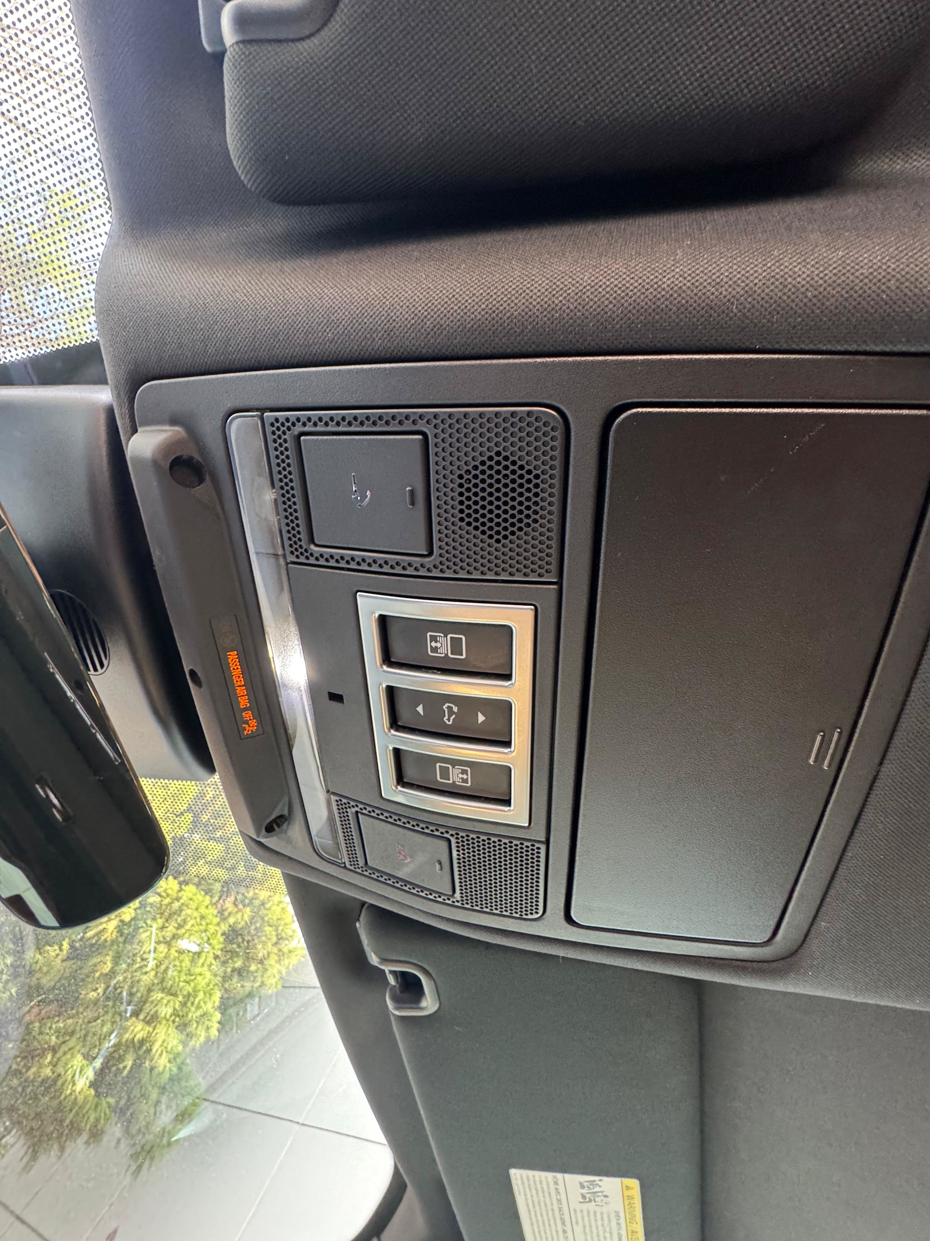 Used 2017 Land Rover Discovery HSE AWD/4WD image 29