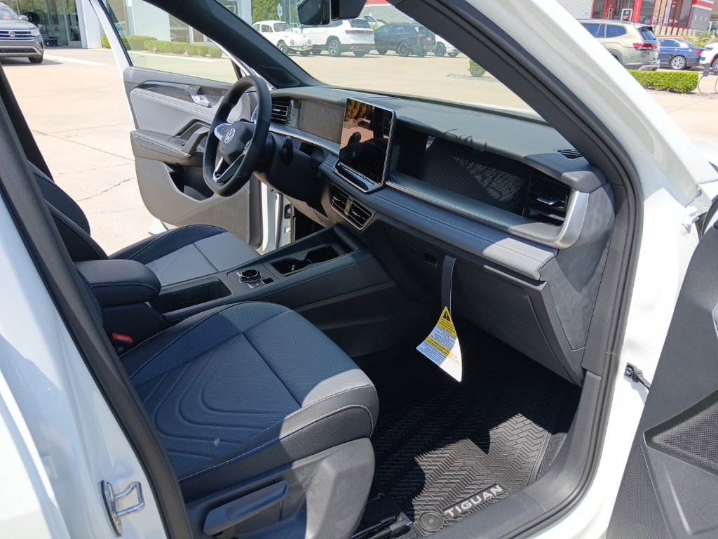 New 2026 Volkswagen Tiguan SE R-Line FWD image 25