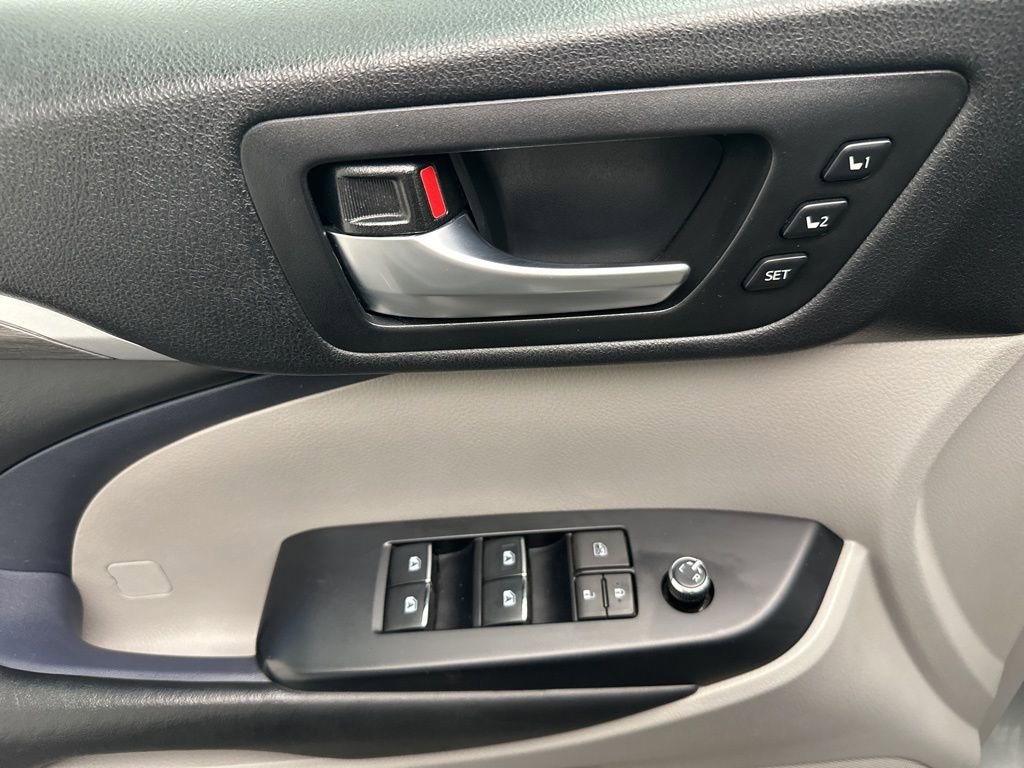 Used 2019 Toyota Highlander Limited image 28