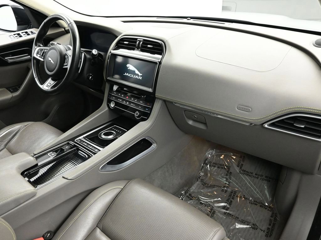 Used 2020 Jaguar F-PACE R-Sport image 21