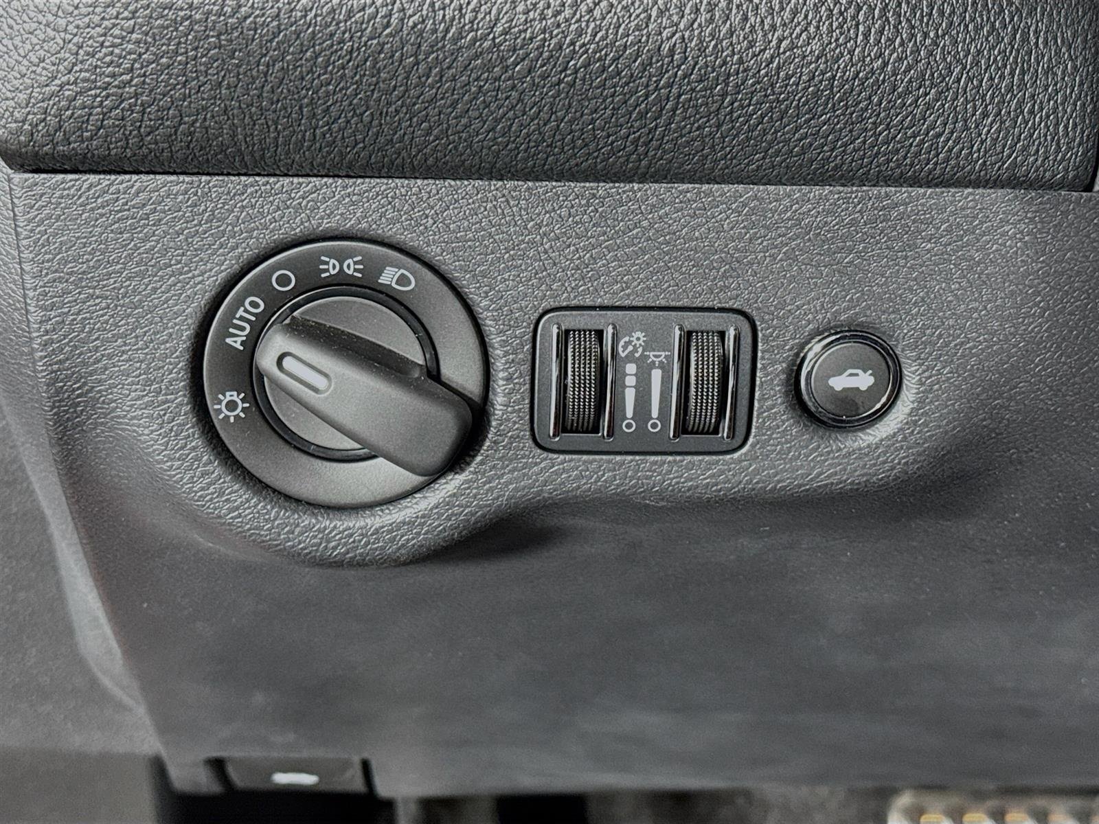 Used 2015 Dodge Challenger SRT Hellcat image 10