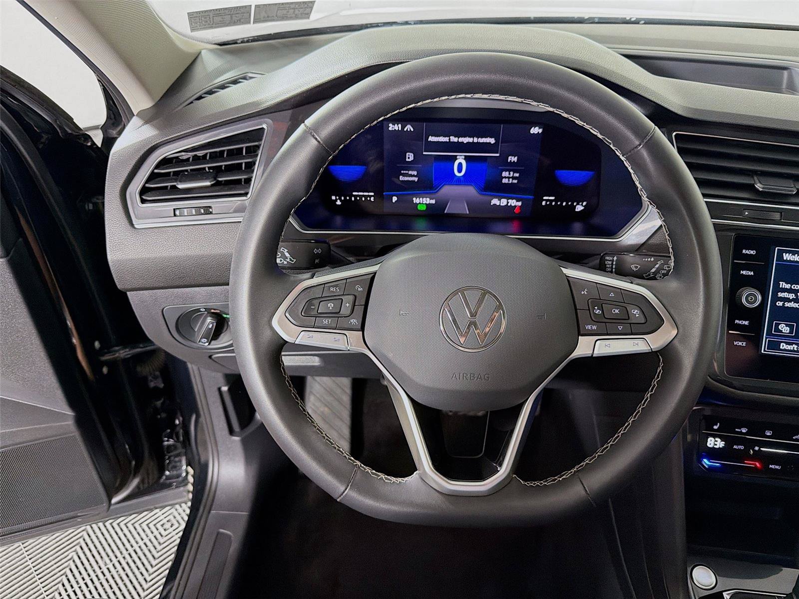 Used 2023 Volkswagen Tiguan SE w/ Panoramic Sunroof Package AWD/4WD image 3