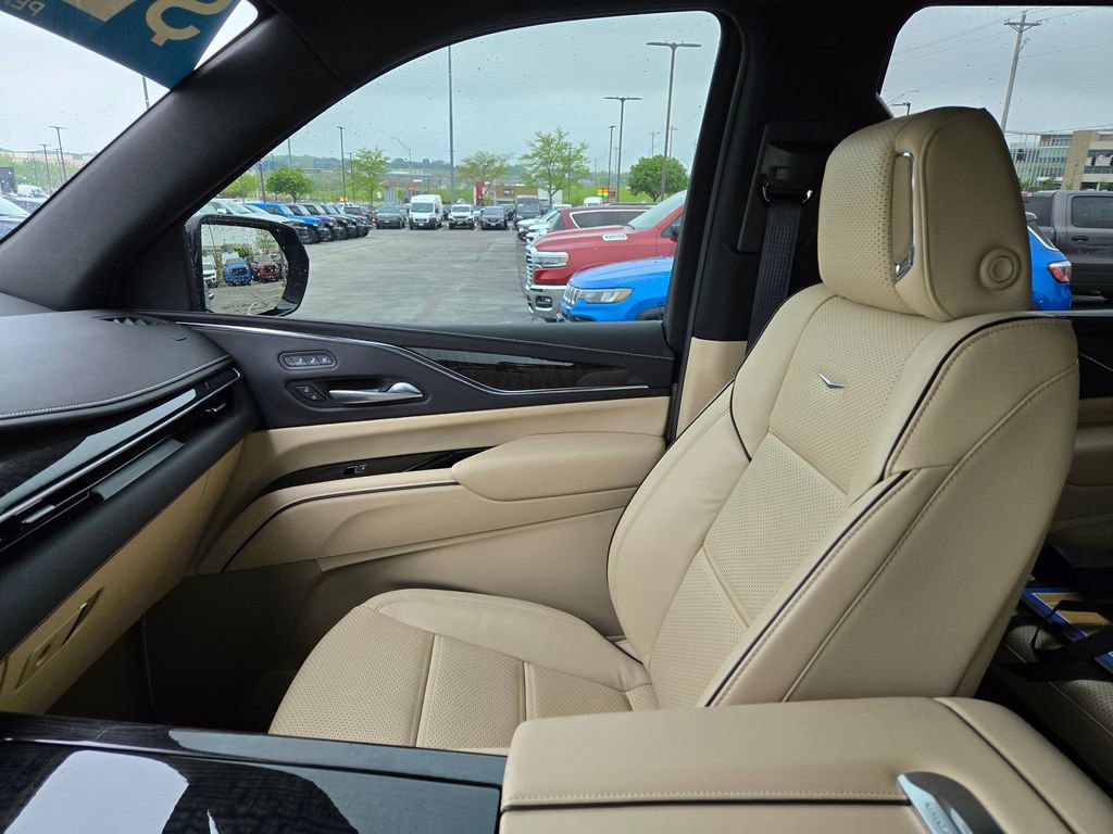 Used 2023 Cadillac Escalade Premium Luxury AWD/4WD image 27