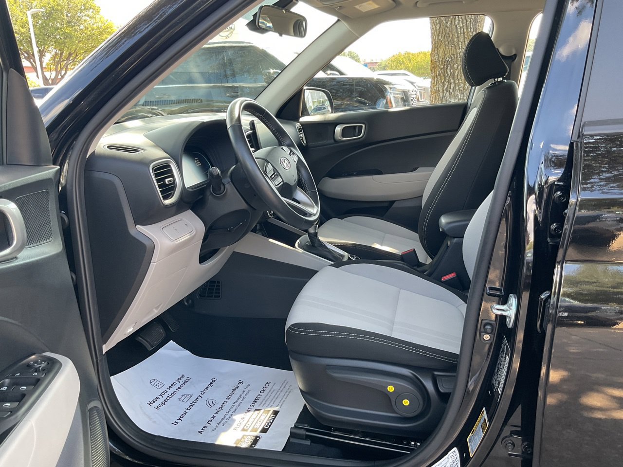 Used 2025 Hyundai Venue SEL FWD image 19