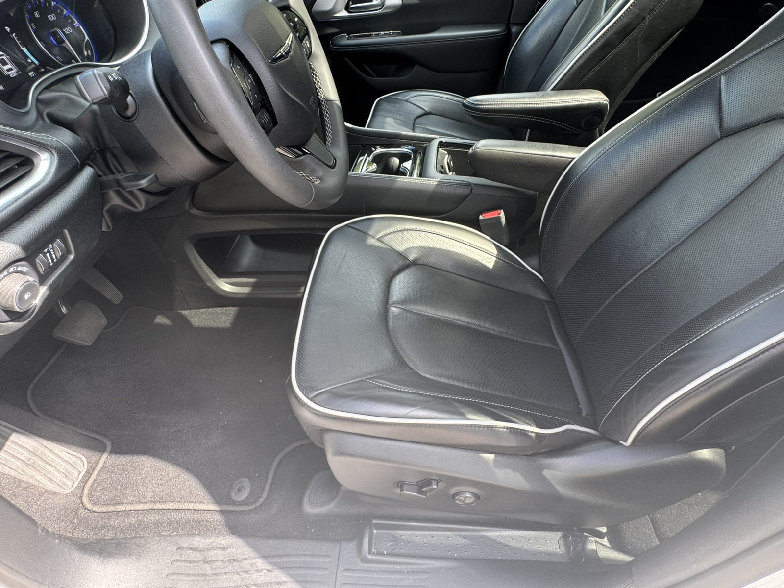 Used 2025 Chrysler Pacifica Limited FWD image 9