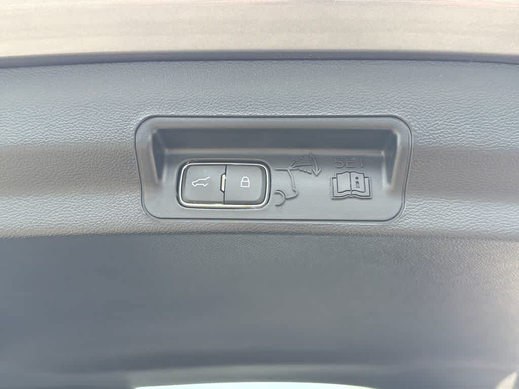 Used 2024 Ford Explorer XLT AWD/4WD image 17