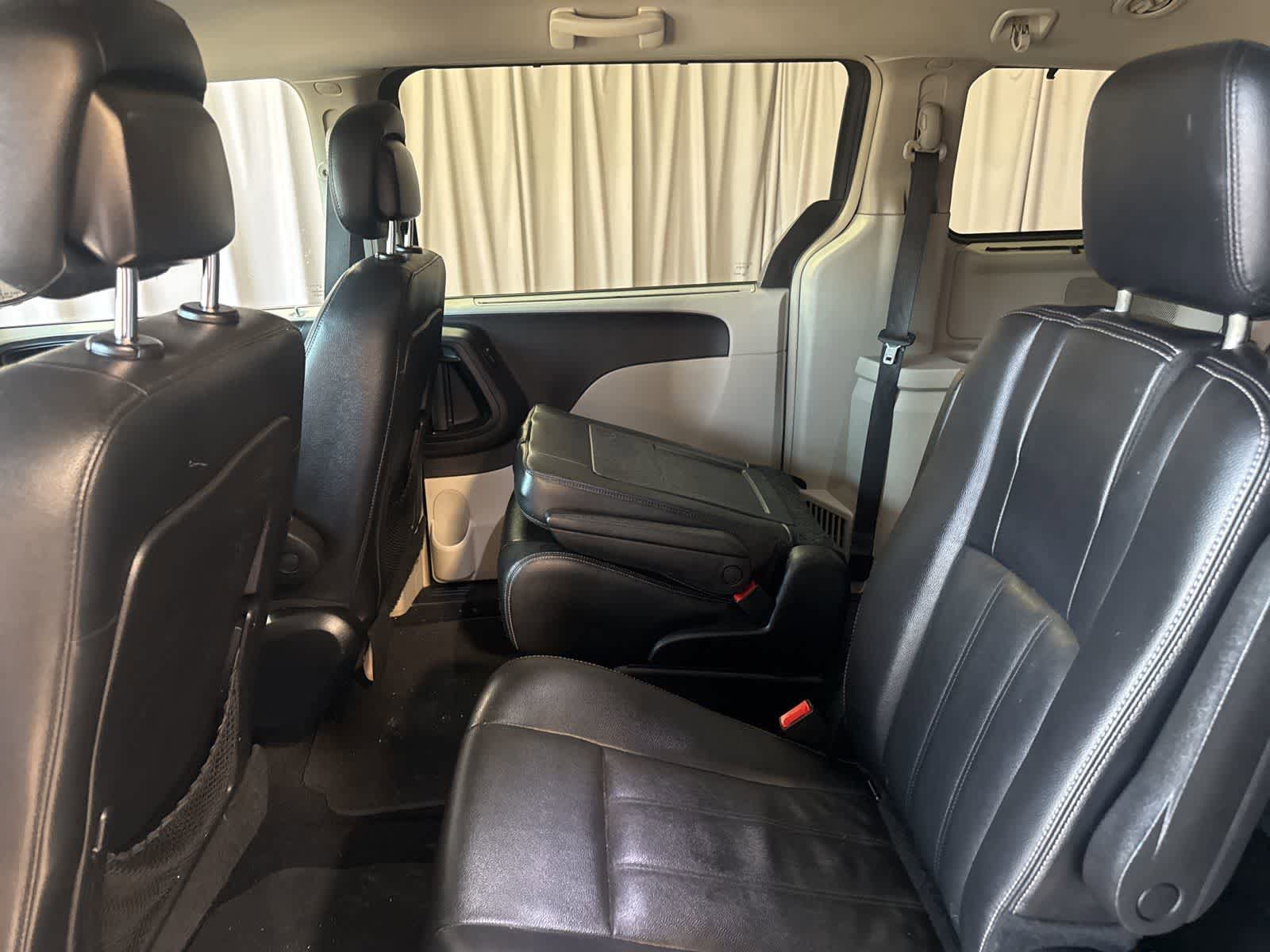 Used 2016 Chrysler Town & Country Touring w/ Driver Convenience Group FWD image 14