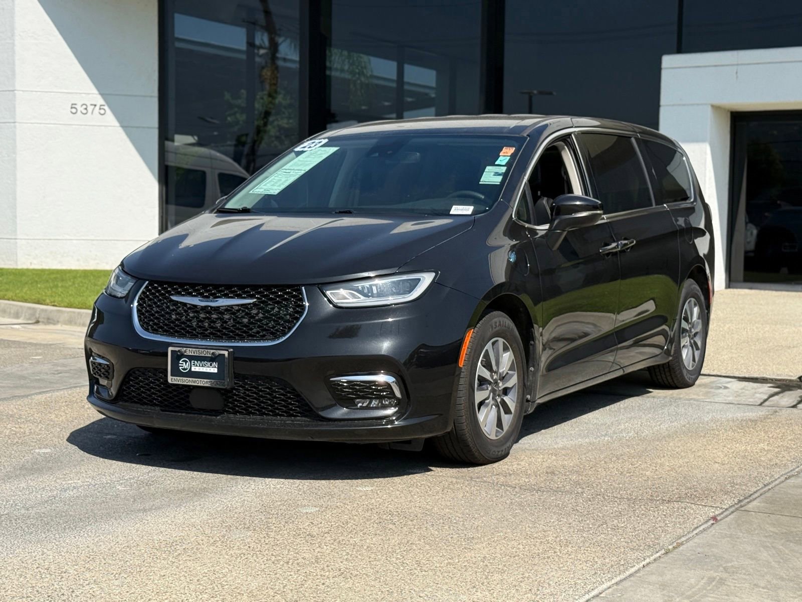 Used 2023 Chrysler Pacifica Touring-L FWD image 2