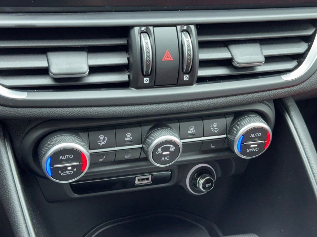 New 2025 Alfa Romeo Giulia Base image 27