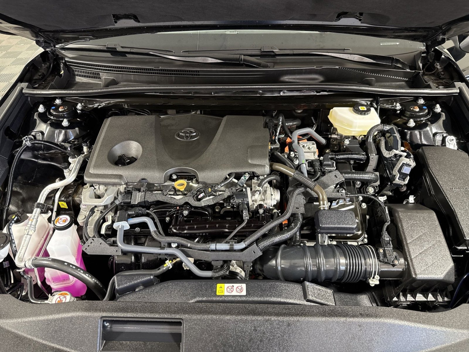 Used 2025 Toyota Camry SE w/ Multimedia Upgrade Package image 28