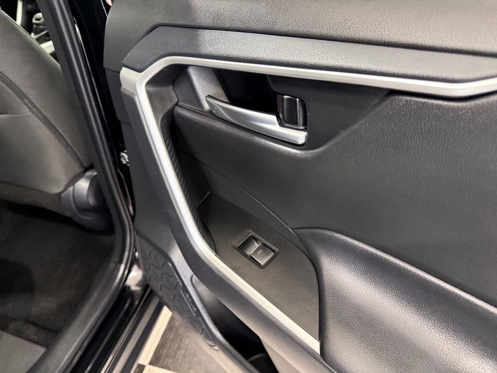 Used 2025 Toyota RAV4 XLE FWD image 25