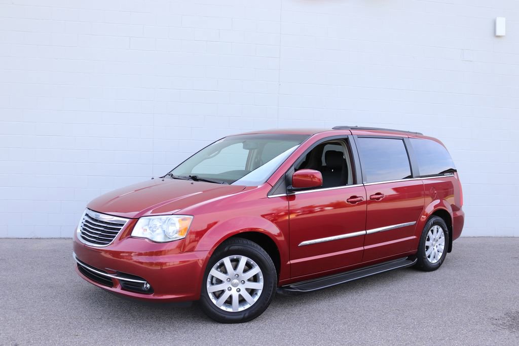 Used 2014 Chrysler Town & Country Touring FWD image 27