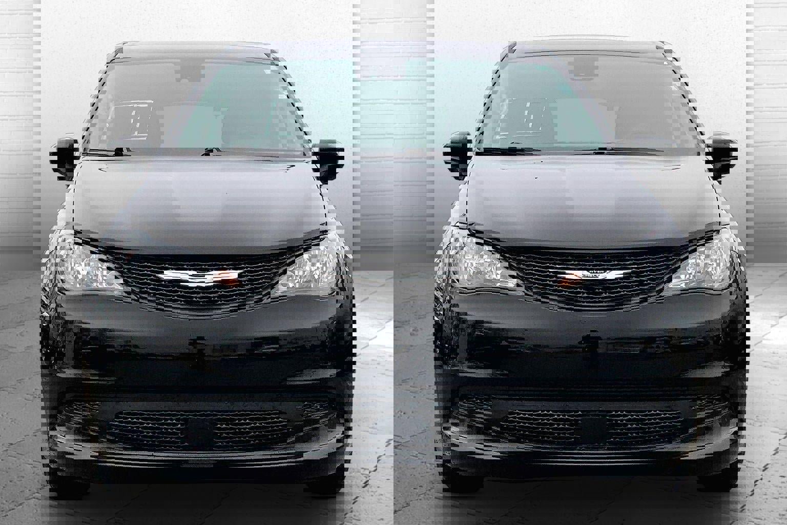 Used 2024 Chrysler Voyager LX image 2