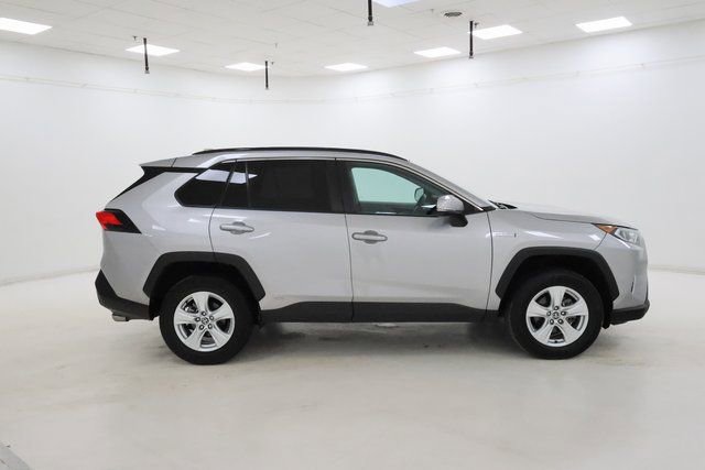 Used 2021 Toyota RAV4 XLE w/ Convenience Package image 2