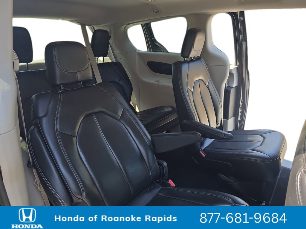 Used 2023 Chrysler Pacifica Touring-L image 18