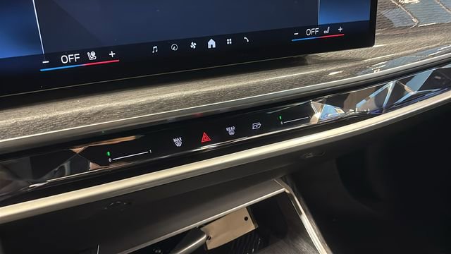 Used 2025 BMW 740i xDrive AWD/4WD image 23