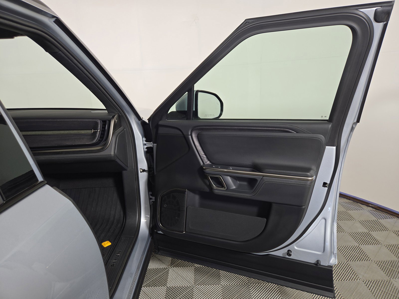 Used 2024 Rivian R1S Adventure image 18